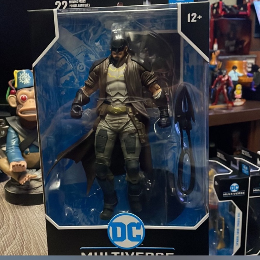 Batman DC Multiverse Future State Dark Detective 7 in figurine.